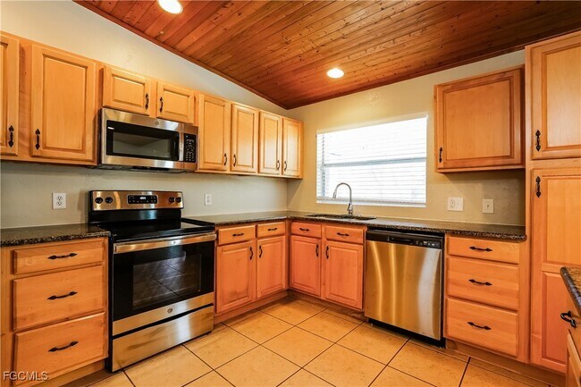 Building Photo - 15860 Willoughby Ln