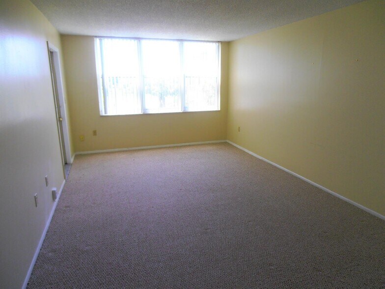 Building Photo - 9451 Evergreen Pl
