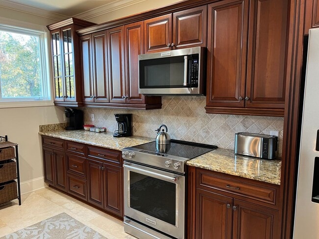 Building Photo - Walk to the Beach from this Furnished and Renovated Condo!