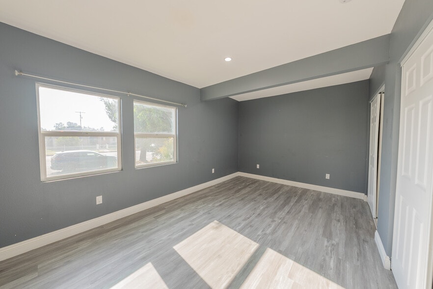 Building Photo - 14947 Chatsworth St