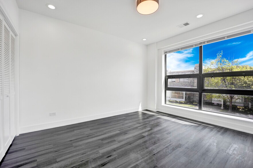 Building Photo - 4350 W Lawrence Ave