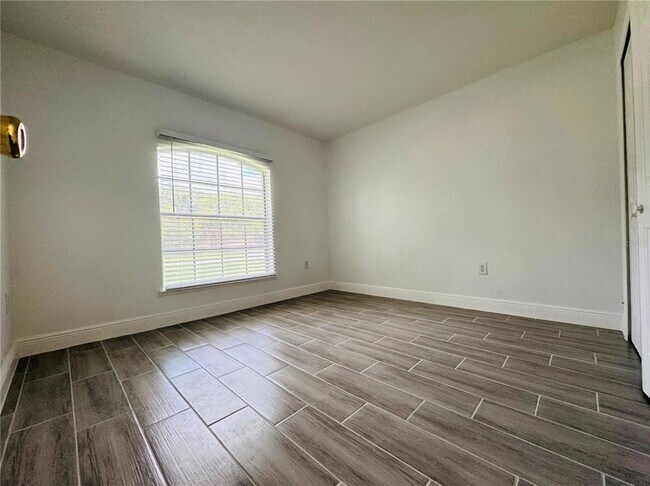 Building Photo - 2405 Queenswood Cir