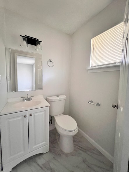 Building Photo - 2411 Talonwood Dr