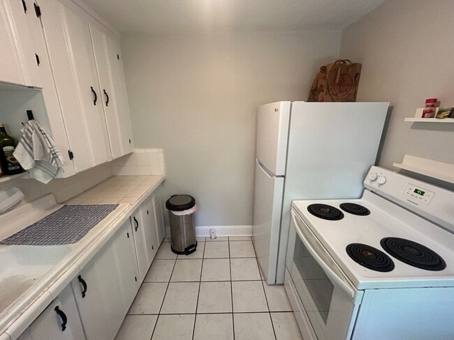 Building Photo - 1810 Atascadero Dr