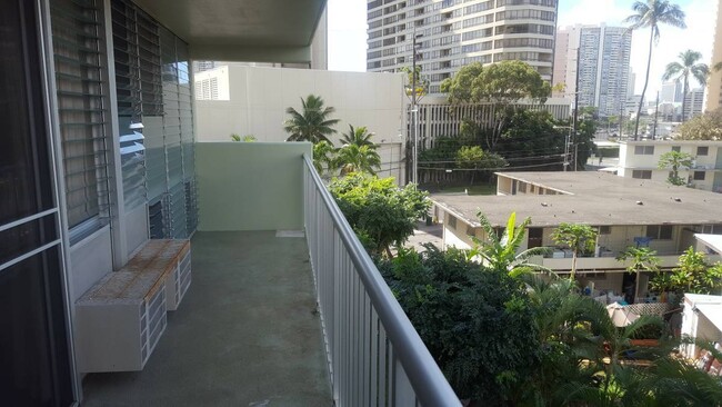 Building Photo - Upgraded 2 Bedroom / 1 Bath at the Iolani ...