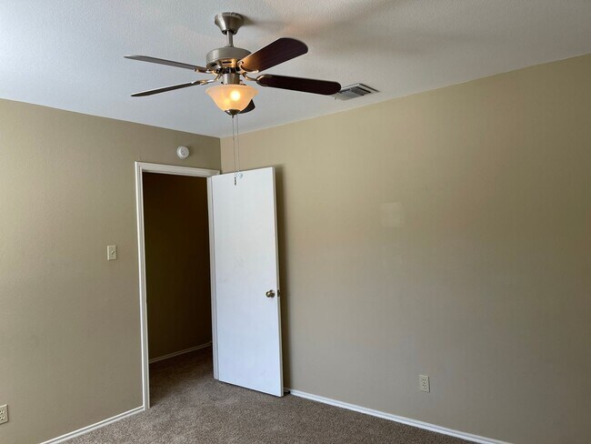 Building Photo - 13731 Oak Pebble