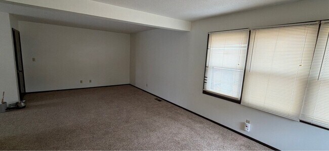 Building Photo - 512 Breezy Point Dr