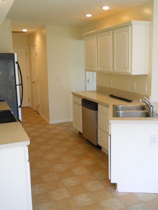 Building Photo - 931 Jasmine Dr