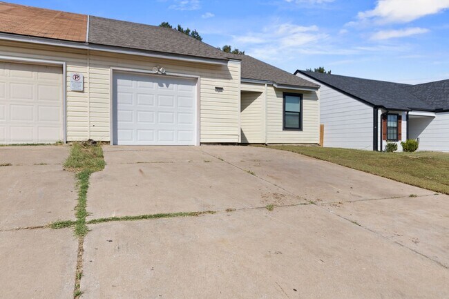 Building Photo - Fully Renovated 3 Bedroom Duplex in the heart of Broken Arrow
