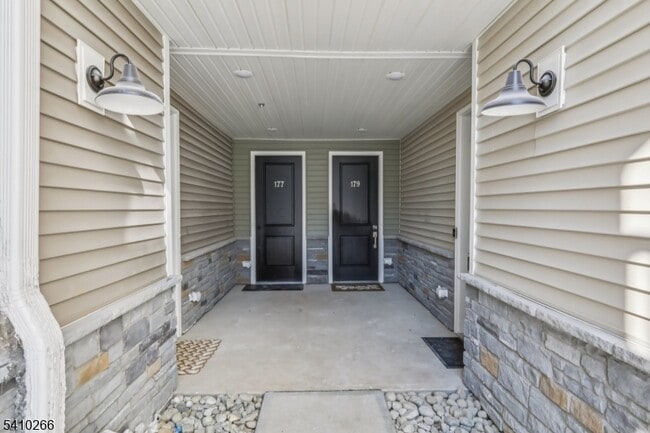 Building Photo - 179 Jasmine Dr