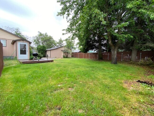 Building Photo - 18417 E Bow Ave