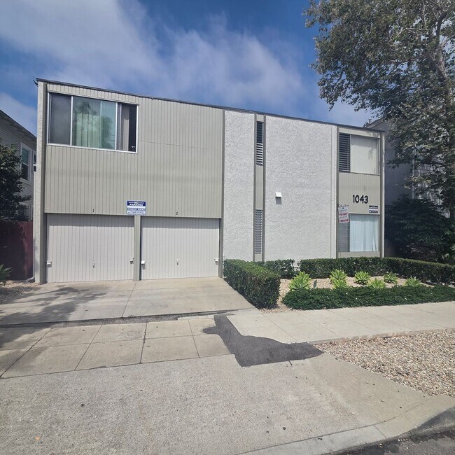 Building Photo - 1043