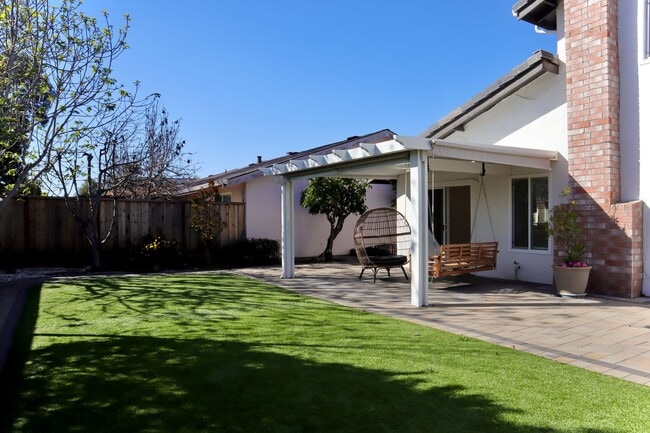 Building Photo - Wonderful 4 Bedroom Home in Fremont – Beautiful Backyard!