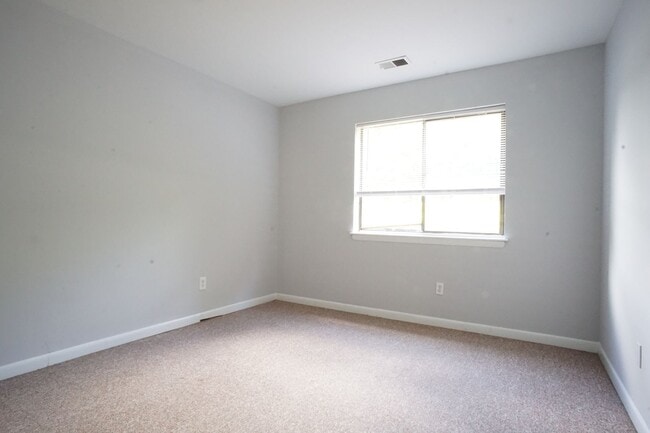 Building Photo - 3 Bed/2 Bath Townhouse. On Bus Route to Campus. Parking.