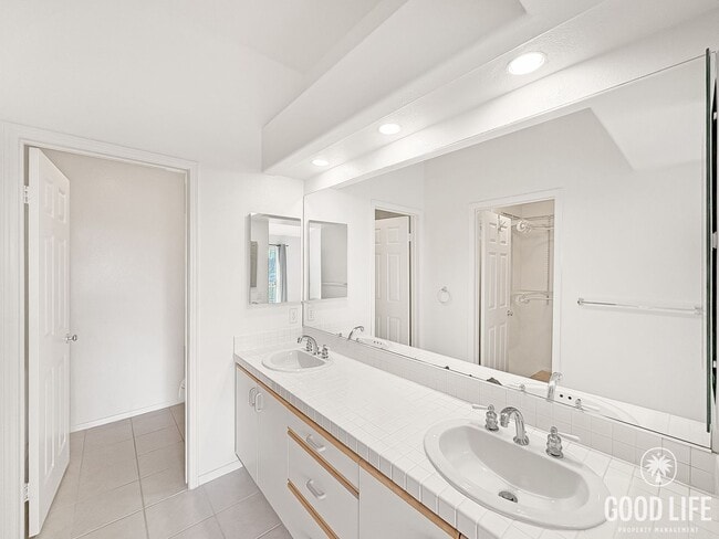 Building Photo - Modern comfort meets coastal living in thi...