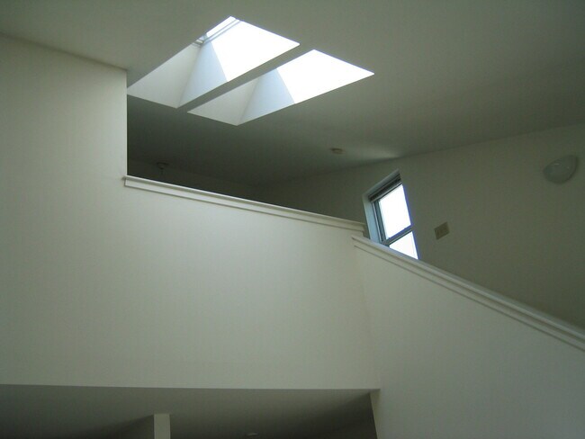 Building Photo - Great Arboretum location - lofted units - ...
