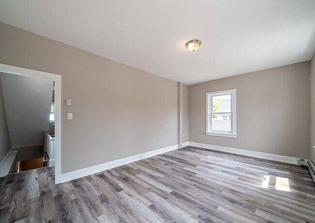 Building Photo - "Charming 3-Bedroom Haven with Elegant Gra...