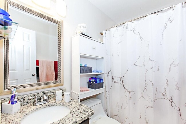 Building Photo - Spacious Williamsburg Townhome with Modern...