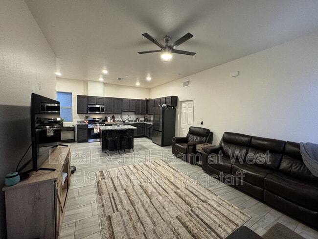 Building Photo - 1650 E Ponderosa Pkwy