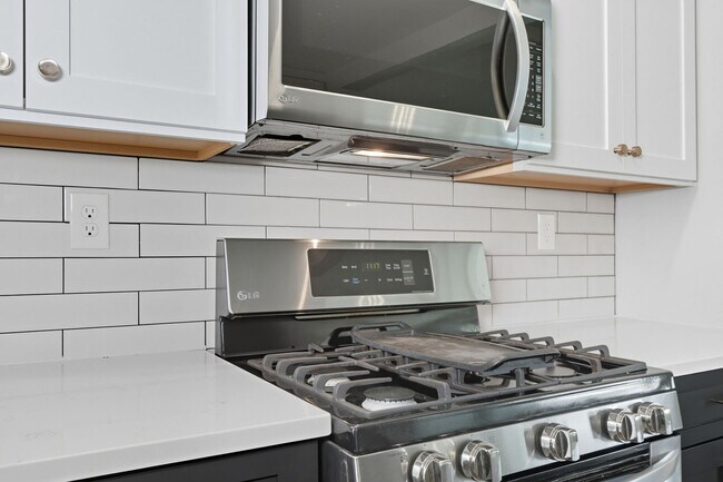 Building Photo - 3 bed 1 bath Ranch in Lowry in Denver