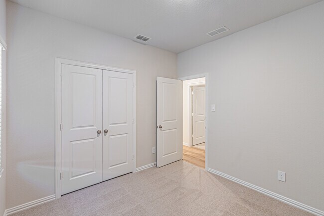 Building Photo - 801 Leavenworth Dr