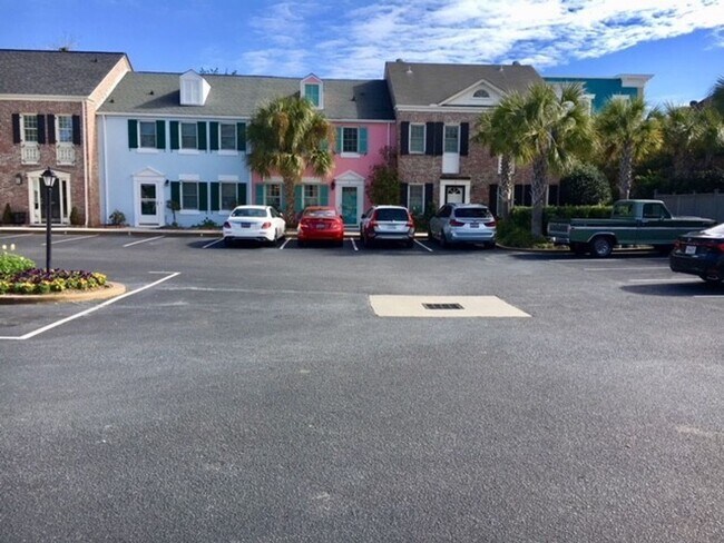 Building Photo - 3BD/2.5BA Harleston Village Town Home - Available 8/1/2026- Steps to the Battery, Colonial Lake a...