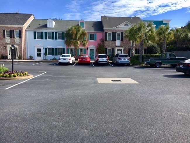 Building Photo - Downtown Town House - Steps to the Battery, Colonial Lake and King Street!