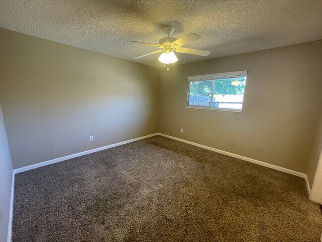 Building Photo - Single story located in East Modesto neighborhood!