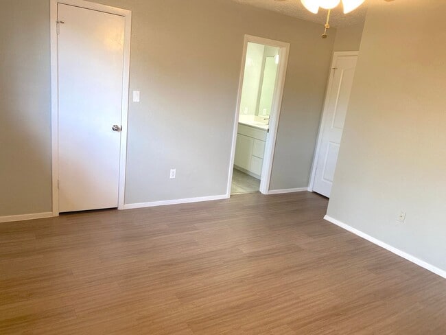 Building Photo - MAKE THE SMART MOVE TO SOMMERALL