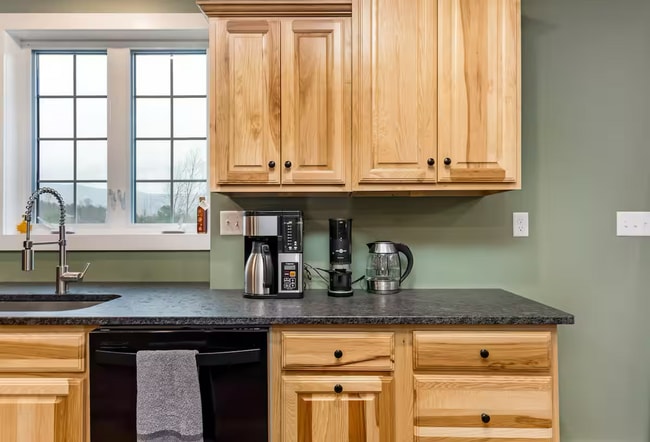 Building Photo - 4 Bedroom in Waterbury, VT Available on 7/1 (Furnished + Utilities included)