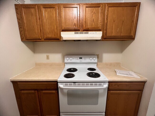 Building Photo - 2 Bedroom 1 Bath Balcony Apartment Available