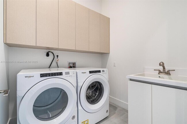 Building Photo - 17550 Collins Ave