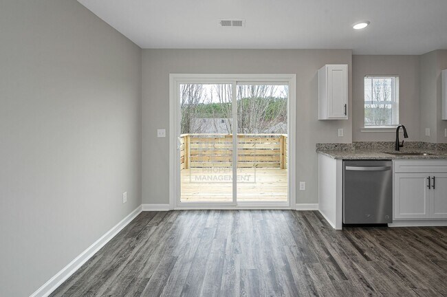 Building Photo - 390 Woodland Cir