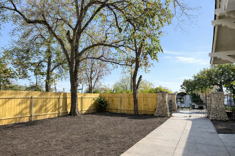 Building Photo - 843 Rigsby Ave