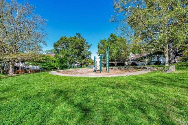 Building Photo - 16 Tudor Ct