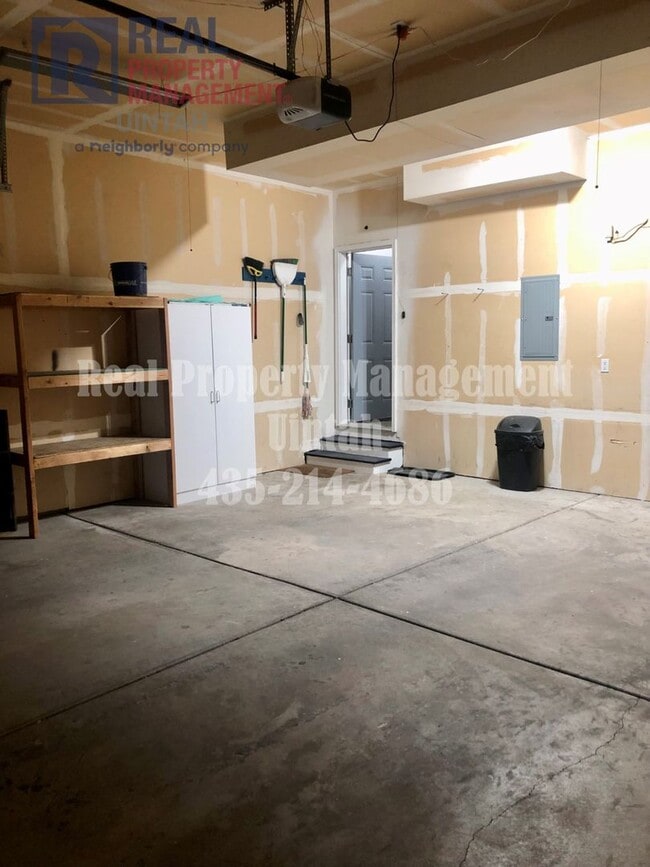 Building Photo - 3 Bed 2.5 Bath Townhome in Split Mountain.