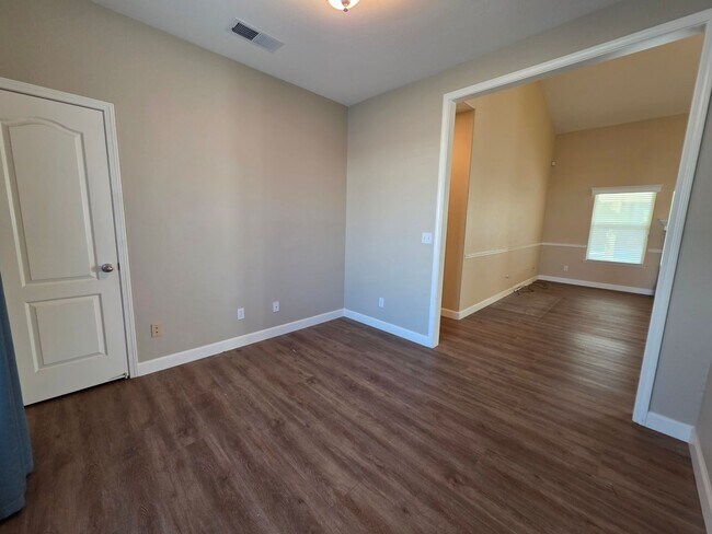 Building Photo - *Wait list full- Currently not accepting applications* 3 Bedroom 2 Bathroom with Pool in NW Visalia!