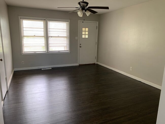 Building Photo - $900 - 2 bedroom/ 1 bathroom - Single fami...