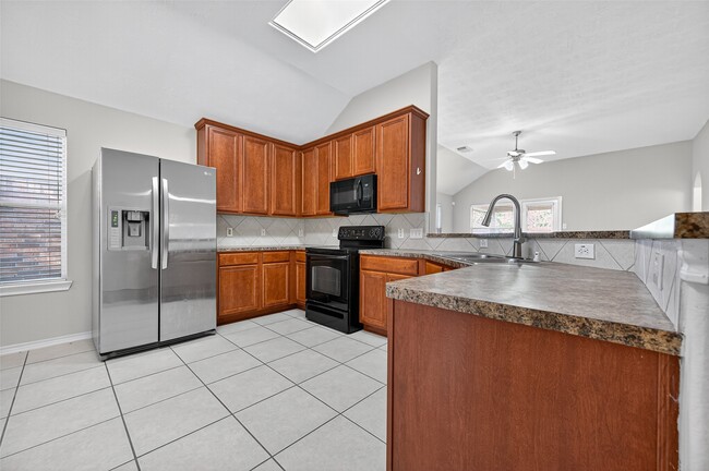Building Photo - 6927 Great Oaks Shadow Dr
