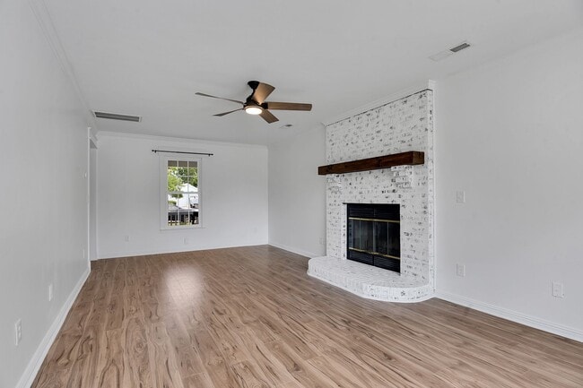 Building Photo - Gorgeous 4 bedroom, 3 1/2 bathroom home wi...
