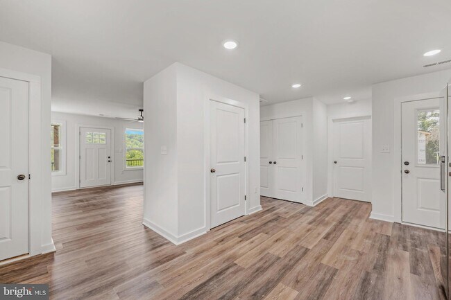Building Photo - 33A Et Andrews Way