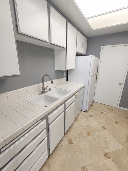 Building Photo - 7515 Winnetka Ave