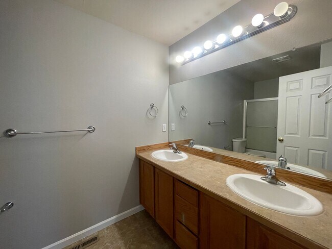 Building Photo - BEAUTIFUL 3 BEDROOM AND 2.5 BATHROOM TOWNHOUSE IN SOUTHWEST REDMOND!