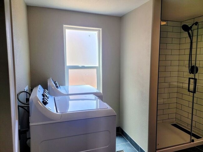 Building Photo - Downtown Cottage newly remodeled 2 Bed and...