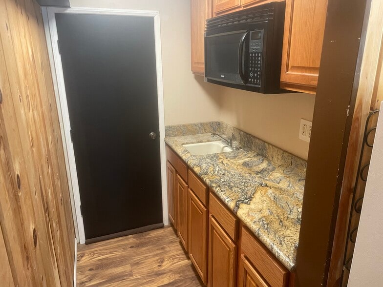 Building Photo - 1097 Club View Dr