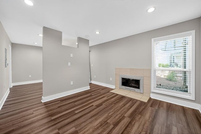 Building Photo - 935 La Posada Dr