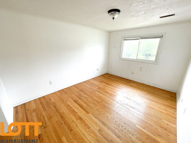 Building Photo - 120 Pueblo St #D