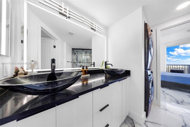 Building Photo - 1750 N Bayshore Dr