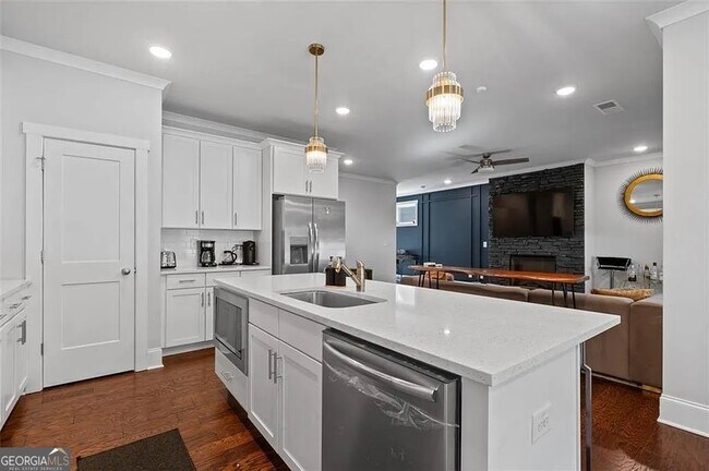 Building Photo - 813 Coleman St SW