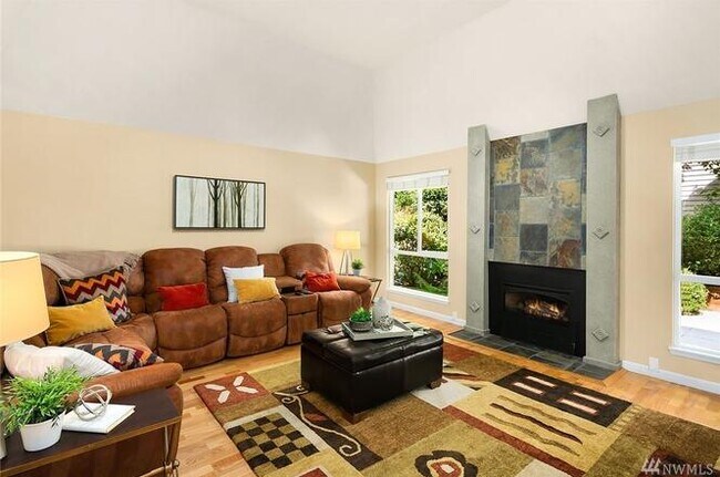 Living area with a lot of natural light - 1605 102nd Pl NE